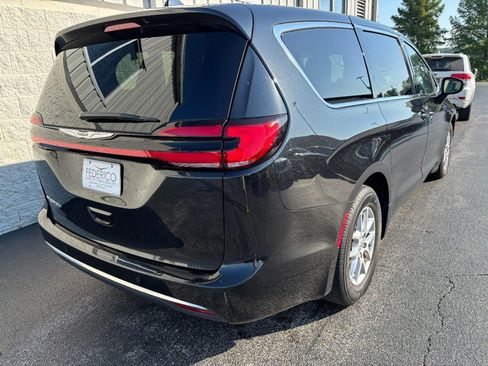 Used 2023 Chrysler Pacifica Touring-L FWD image 3