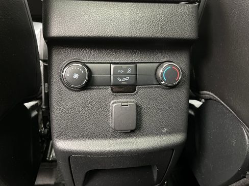 Used 2018 Ford Explorer XLT w/ Equipment Group 202A AWD/4WD image 14