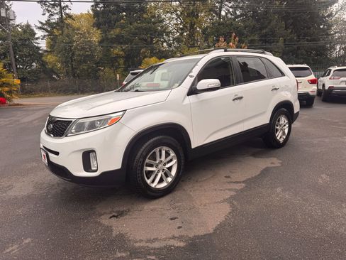 Used 2014 Kia Sorento LX FWD image 3