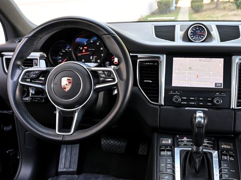 Used 2018 Porsche Macan Sport Edition AWD/4WD image 18