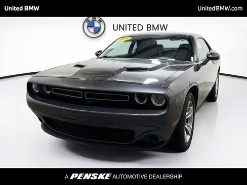 Used 2018 Dodge Challenger SXT RWD image 1