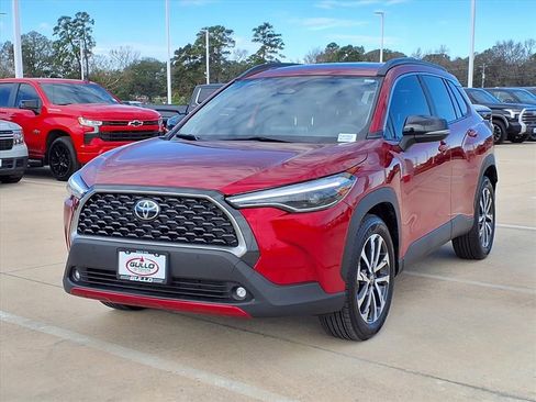 Certified 2025 Toyota Corolla Cross XLE image 3