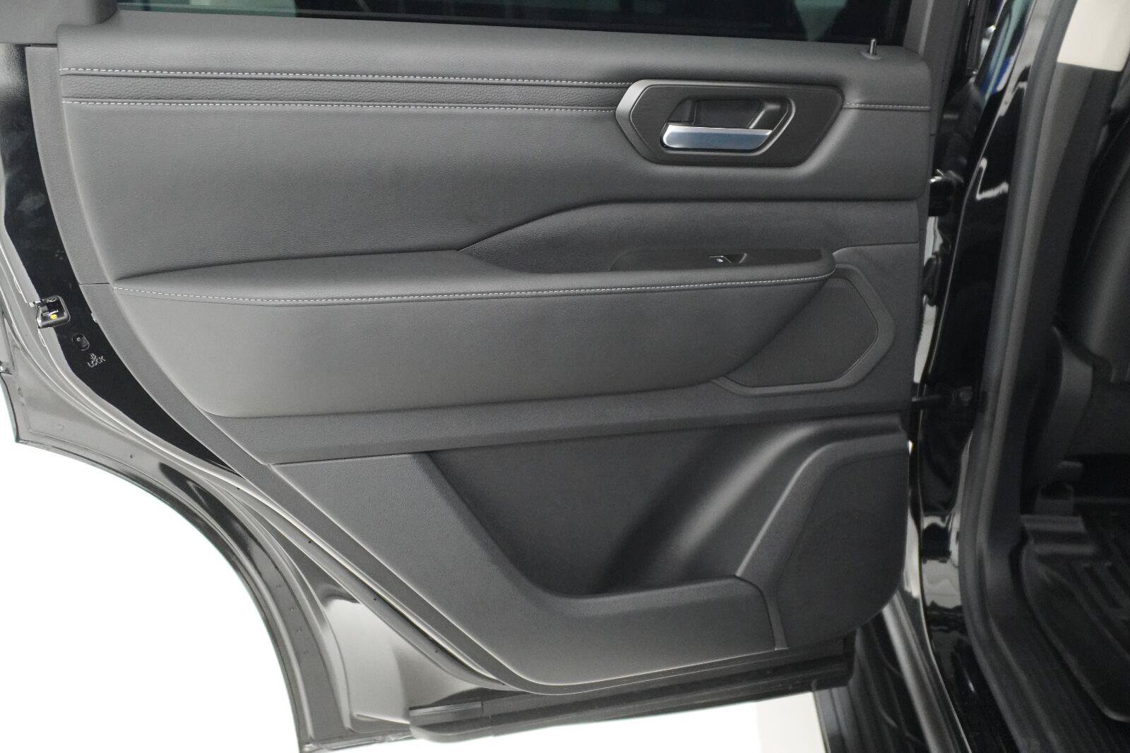 Used 2025 Nissan Armada SV RWD image 9