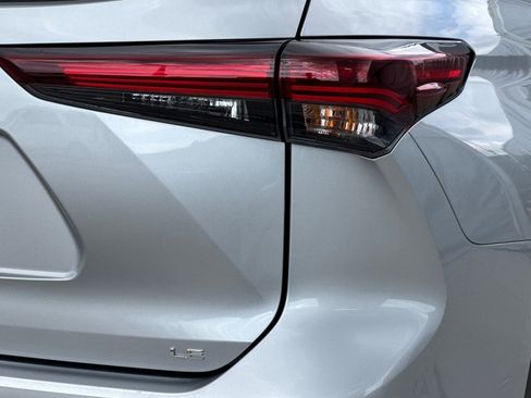 Used 2025 Toyota Highlander LE FWD image 12