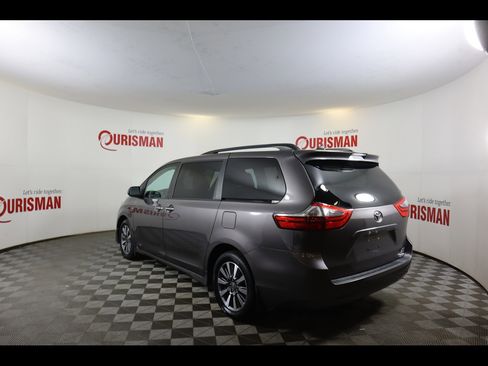 Used 2020 Toyota Sienna XLE Premium image 4