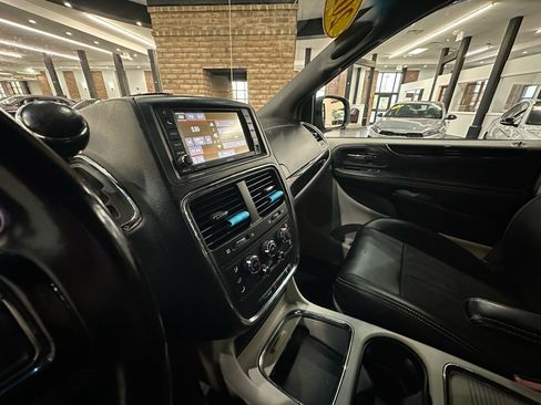 Used 2020 Dodge Grand Caravan SXT image 19