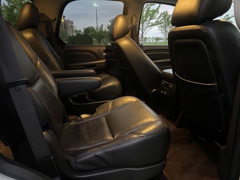 Used 2014 Cadillac Escalade Luxury image 12