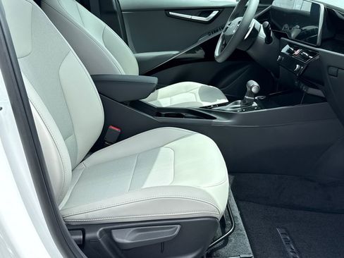 New 2025 Kia Niro EX Touring image 13