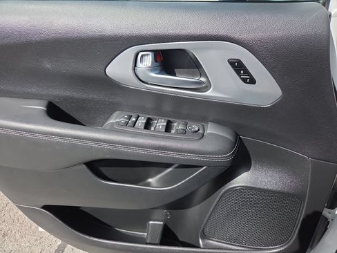 Used 2023 Chrysler Pacifica Touring-L w/ Uconnect Theater Family Group AWD/4WD image 25