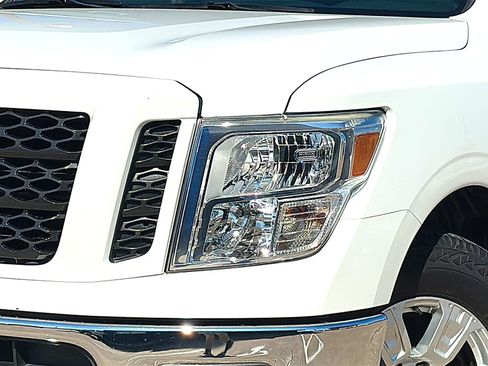 Used 2019 Nissan Titan SV image 4