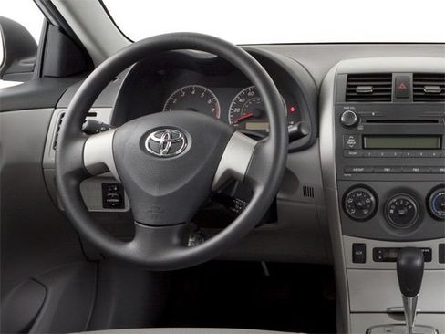 Used 2013 Toyota Corolla LE FWD image 4