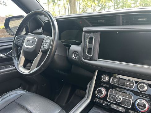 Used 2022 GMC Yukon Denali w/ Denali Premium Package AWD/4WD image 32