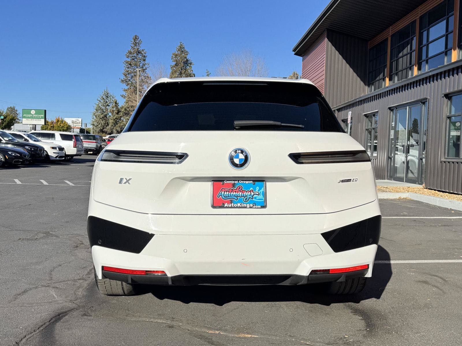Used 2024 BMW iX xDrive50 w/ Premium Package AWD/4WD image 4