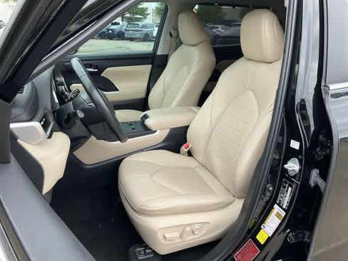 Used 2023 Toyota Highlander XLE FWD image 12