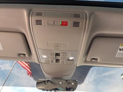 Used 2024 Volkswagen Taos SE w/ Panoramic Sunroof Package image 27