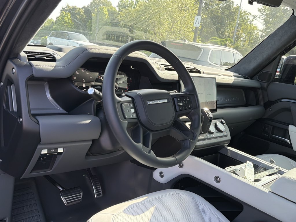 Used 2025 Land Rover Defender 110 V8 AWD/4WD image 10