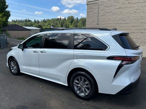 Used 2022 Toyota Sienna XLE w/ XLE Plus Package AWD/4WD image 7