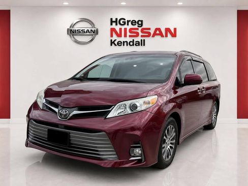 Used 2018 Toyota Sienna XLE w/ XLE Navigation Package FWD image 3