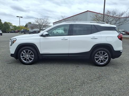 Used 2024 GMC Terrain SLT image 13