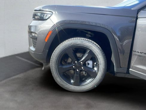 Used 2023 Jeep Grand Cherokee Limited w/ Black Appearance Package AWD/4WD image 24