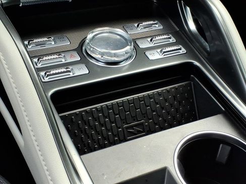 Used 2025 Lincoln Nautilus Premier image 19