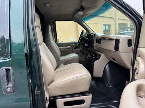 Used 2002 Chevrolet Express 2500 RWD image 16