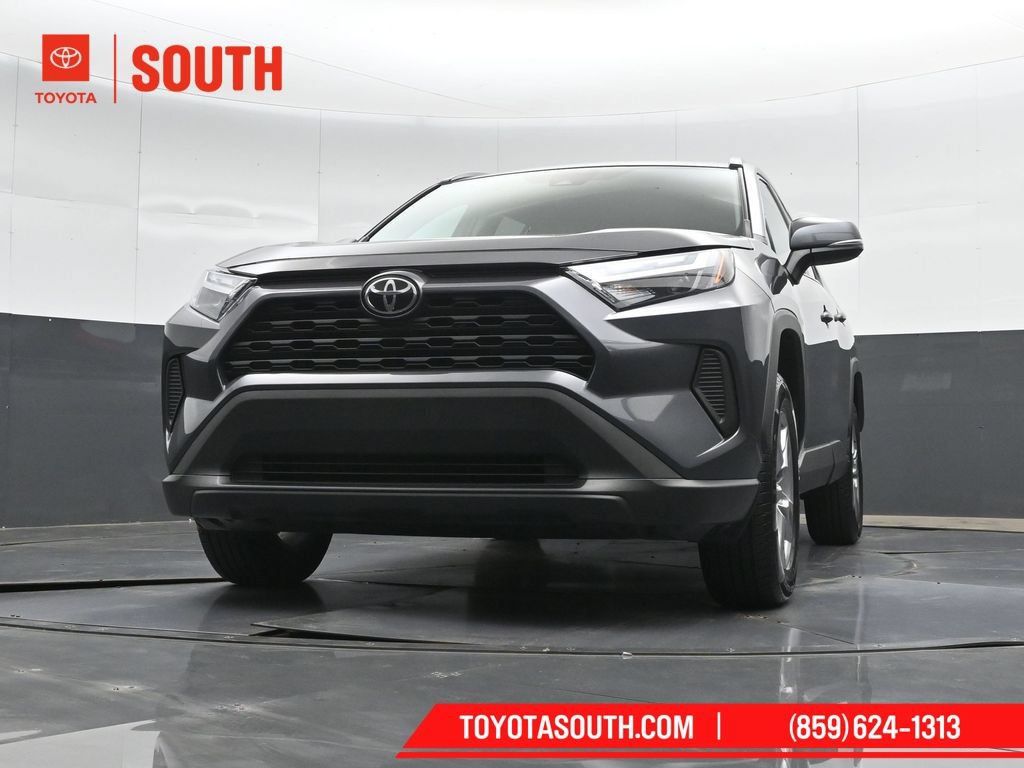 Used 2025 Toyota RAV4 XLE AWD/4WD image 38