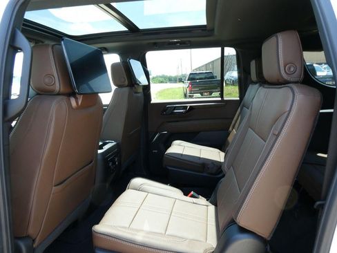New 2026 Chevrolet Suburban High Country AWD/4WD image 15