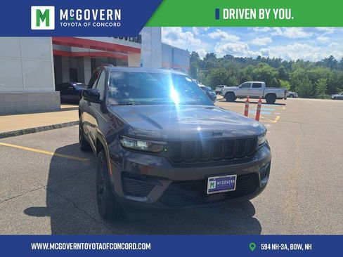 Used 2025 Jeep Grand Cherokee Altitude AWD/4WD image 11