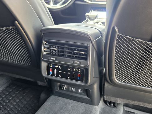Used 2019 Audi Q8 Prestige w/ Luxury Package AWD/4WD image 33