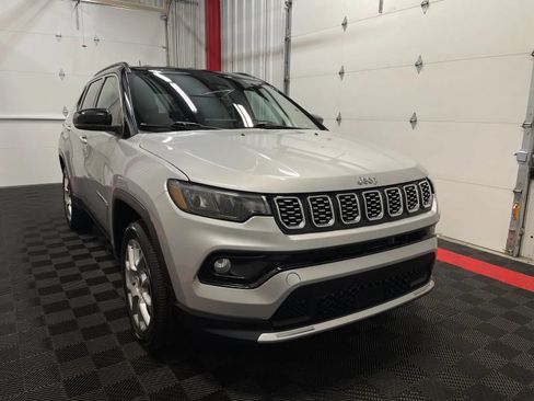 Used 2025 Jeep Compass Limited AWD/4WD image 6