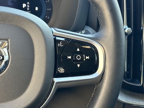 Used 2025 Volvo XC60 B5 Plus image 20