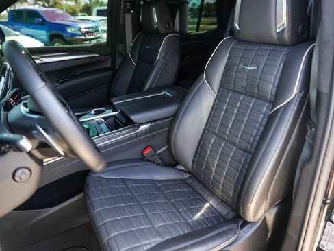 Used 2025 Cadillac Escalade V image 7