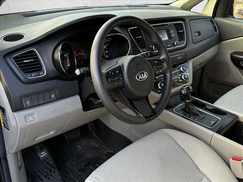 Used 2017 Kia Sedona LX image 10