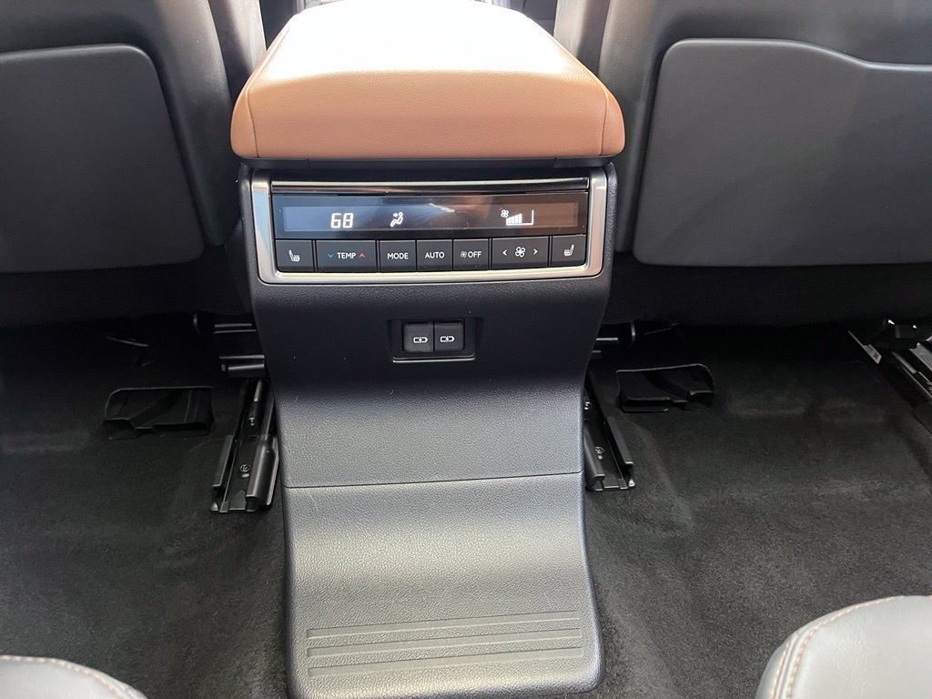 Used 2024 Lexus GX 550 w/ Accessory Package (Z1) AWD/4WD image 14