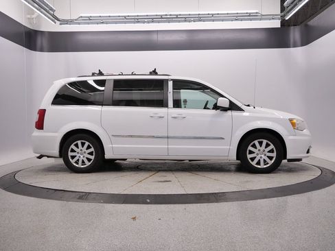 Used 2014 Chrysler Town & Country Touring FWD image 6