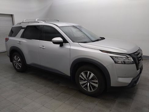 Used 2022 Nissan Pathfinder SL w/ Lighting Package (N92) FWD image 11
