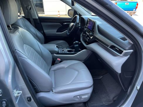 Used 2023 Toyota Highlander XLE FWD image 8
