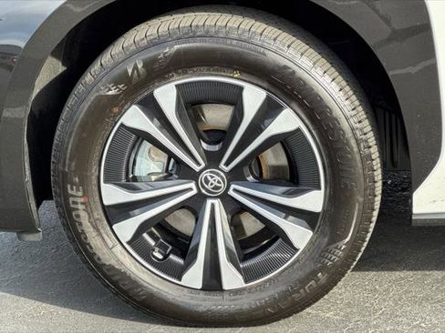 Certified 2025 Toyota bZ4X FWD image 31