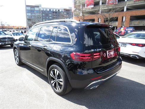 Used 2025 Mercedes-Benz GLB 250 GLB 250 4MATIC image 2