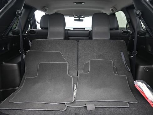 Used 2025 Mitsubishi Outlander SE image 30