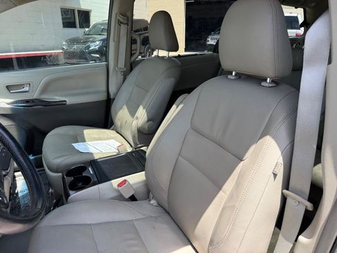 Used 2016 Toyota Sienna XLE w/ XLE Navigation Package FWD image 10