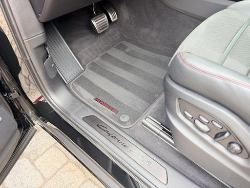 Used 2025 Porsche Cayenne GTS image 31