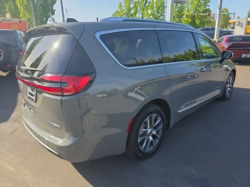 Used 2023 Chrysler Pacifica Pinnacle FWD image 5