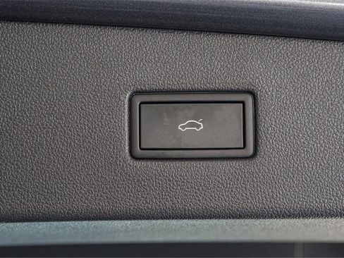 Used 2022 Volkswagen Tiguan SE image 31