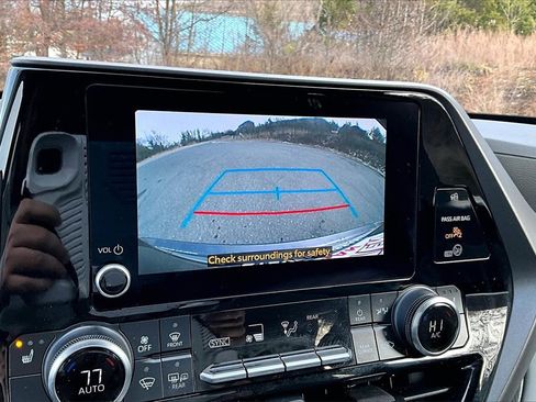 Used 2023 Toyota Highlander XLE image 14