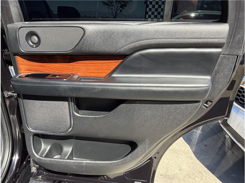 Used 2019 Lincoln Navigator Select RWD image 27
