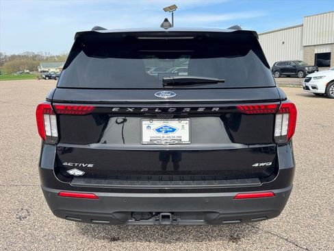 Used 2025 Ford Explorer Active AWD/4WD image 3