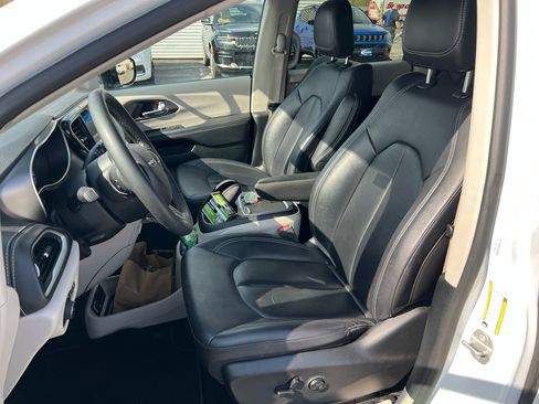 Used 2024 Chrysler Pacifica Limited FWD image 12