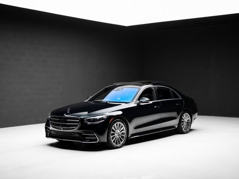 Used 2022 Mercedes-Benz S 580 4MATIC Sedan w/ AMG Line Package image 4